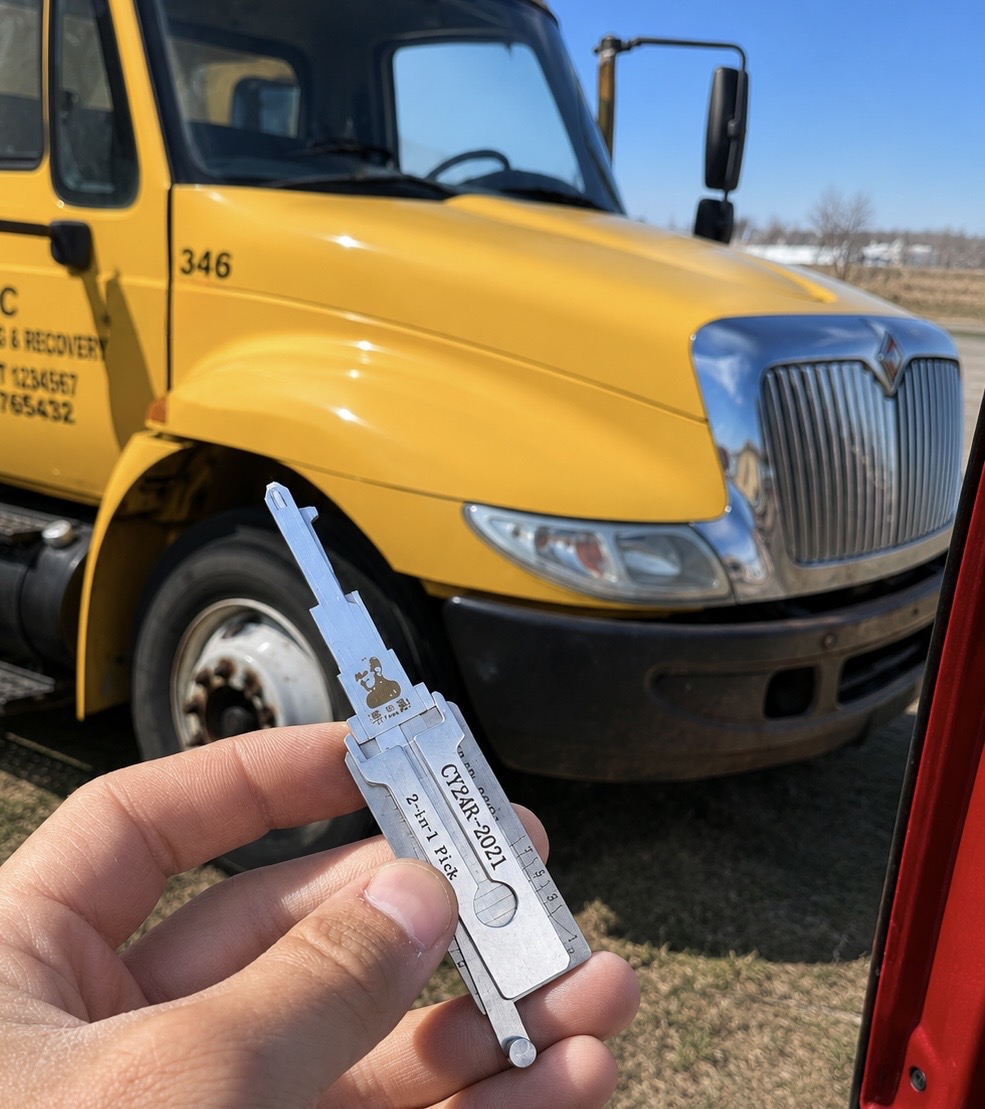 International box truck opened with 2-in-1 pick and decoder